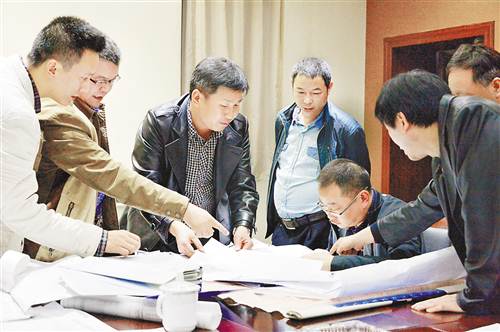 在煤礦全面安全體檢中，監察人員檢查煤礦安全生產資料