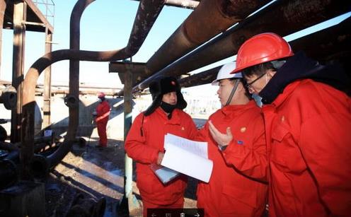 遼河油田特種油開發公司安全員現場檢查安全手續、提醒安全防范事項。倪有權 攝